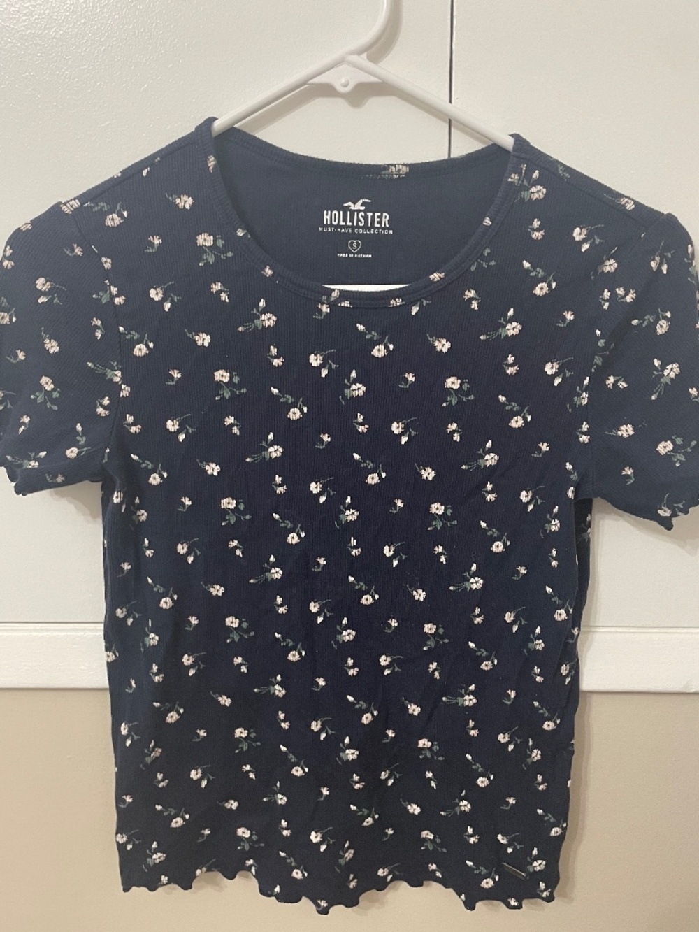 Hollister Ditsy Floral T-Shirt | size small